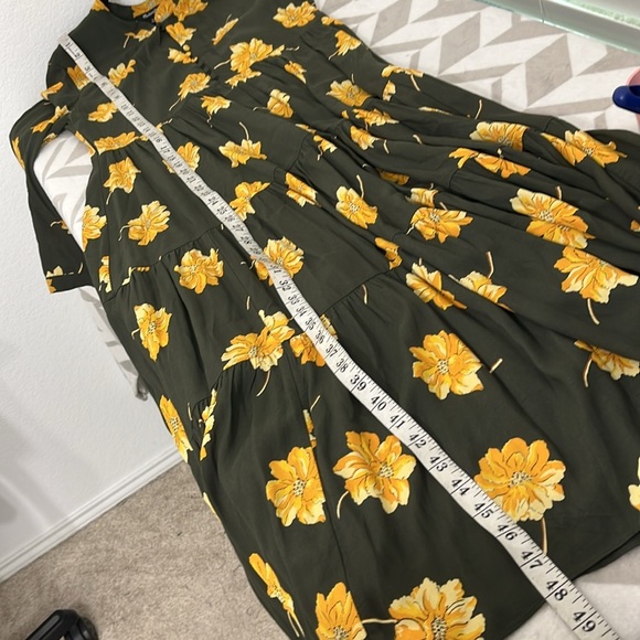 Madewell Button-Front Tier Dress in Fall Flowers size XS
Effie Floral Olive - Picture 12 of 12